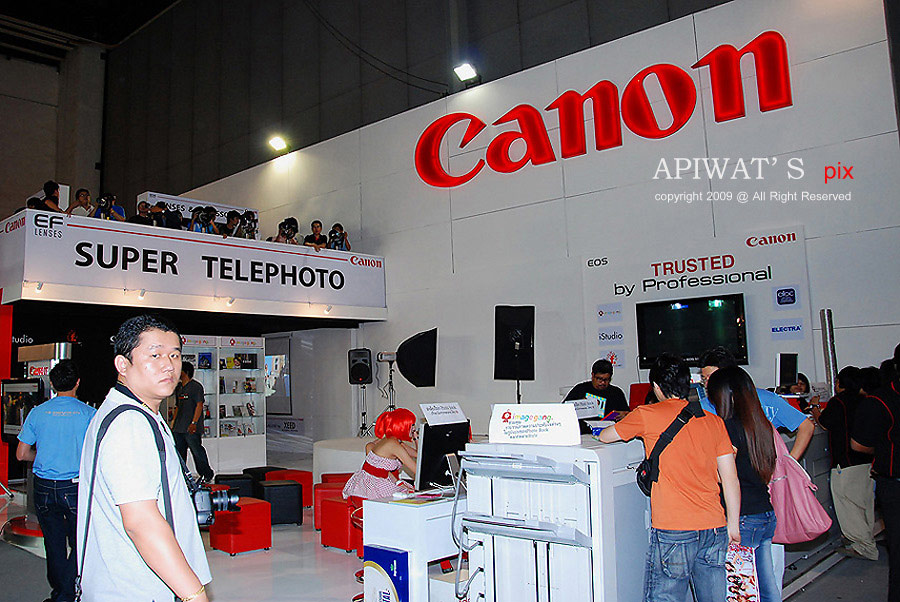 พอผ่านบูธ Canon น้าป๋อมก็รีบเดินจ้ำที่ไหนได้....................   :grin: :grin: