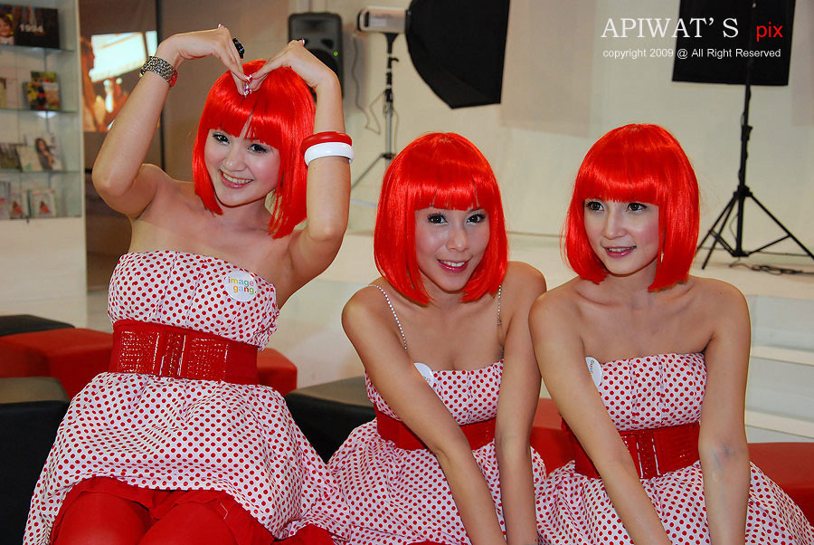 สาวชุดแดง              ดูชุดของเธอสิ   :love: :love: