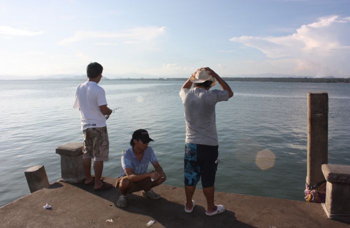 ที่ท่าเรือ ระหว่างรอเรือมารับ

ด้ว