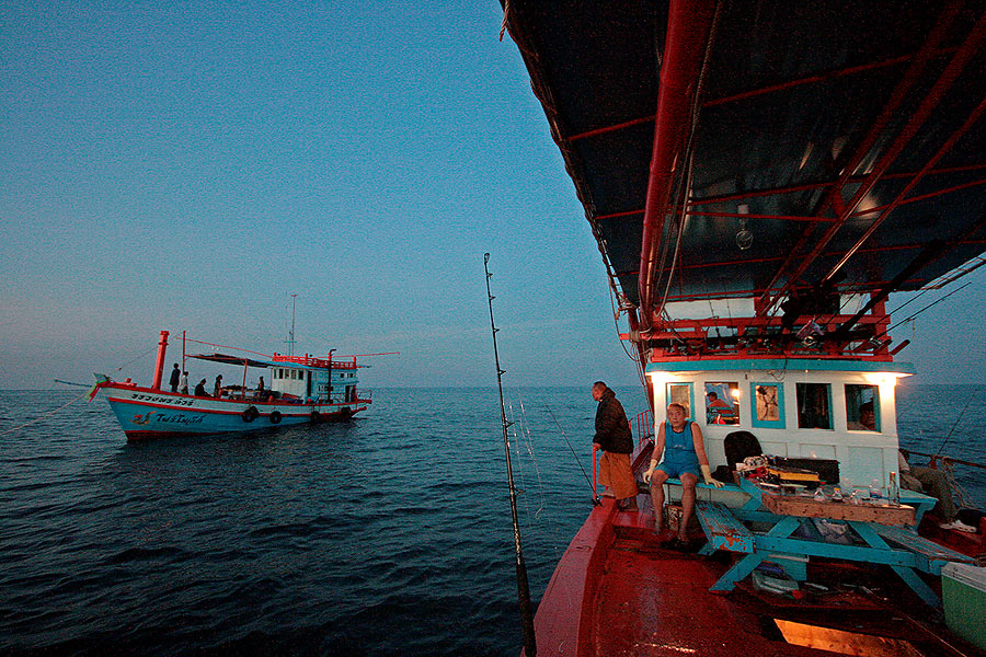 
ทิ้งภาพ เรือลำใหม่ ไว้เบื้องหลัง

มุ่งหน้าสู่หมายตกปลากันดีกว่า

เช้าๆอย่างนี้  น่าจะมีเฮ บ้าง