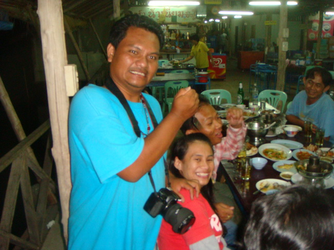 ทิ้งท้ายกันด้วยรูปนี้เลยครับ  ป้าจอบเสียบ จะโดน น้ามาด เสียบ ครับ  :laughing: :laughing: :laughing: 