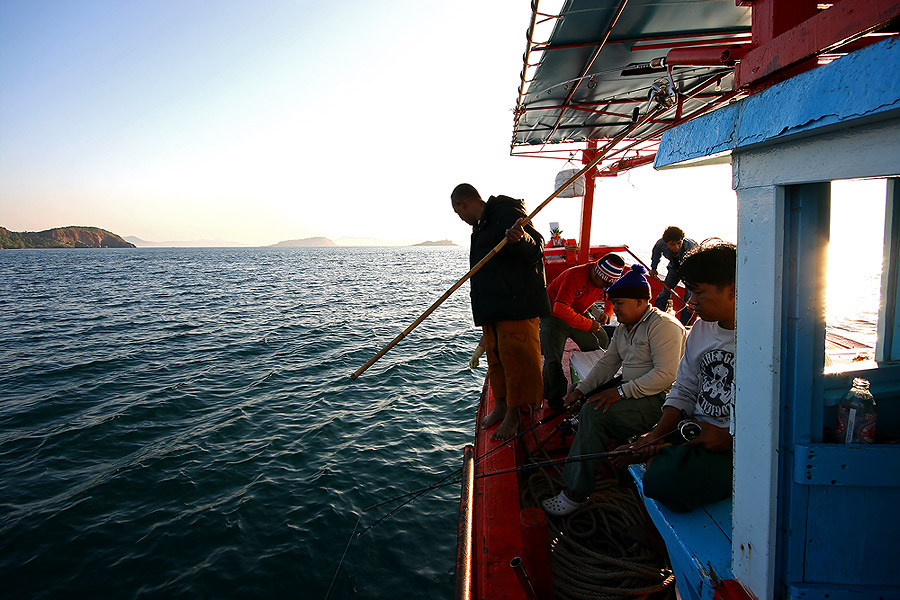 ที่หัวเรือ  ไต๋เรือง เตรียมจะเกี่ยวปลาให้ใครล่ะนั่น

ถึงตอนนี้  ปลากำลังมั่วเหยื่อเลยครับ

พวกเร
