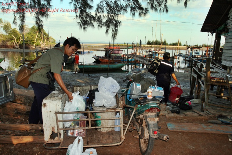ช่วยกันขนของลงเรือ อย่างแข็งขัน 


 :