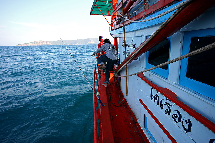 
คันของน้าดั๋ย ที่ท้ายเรือ

โดนเข้าให้แล้ว  น้าหนุ่มเป็นคนปั้น  วัดเข้าไปเต็มๆ

 :grin: