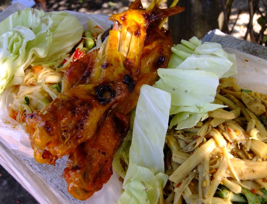  [b]ไก่ย่าง ส้มตำ ซุปหน่อไม้[/b]   :umh: :umh: :umh: 