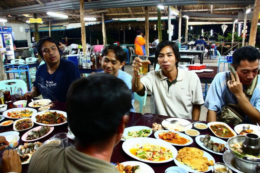 กินไปด้วยดูของน้าบี้ไปด้วยละกันนิ :laughing: :laughing: :laughing: