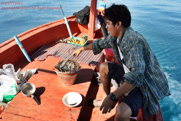 ที่เหลือก้อเป็นหน้าที่ของ อาลืมแล้วครับ 

หมึกตัวเป็นๆ เนื้อใสๆ นำขึ้นเตา โอ้อออออ แม่จ้าวววววว มั