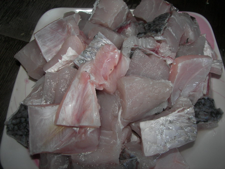 เนื้อปลาหั่นเป็นชิ้น ๆ