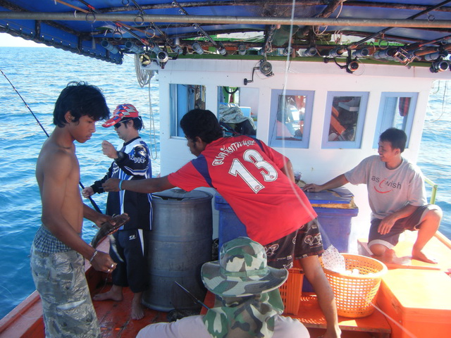 **กลางเรือชุลมุนกันใหญ่เลยครับ   :laughing: 