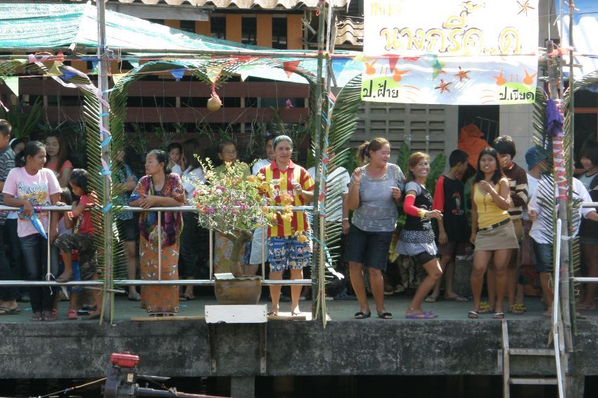 พอดีที่น้ำเชี่ยว มีประเพณี แข่งเรือ


 พายเรือด้วยกระบอกไม้ไผ่


 :laughing: :laughing: :laugh