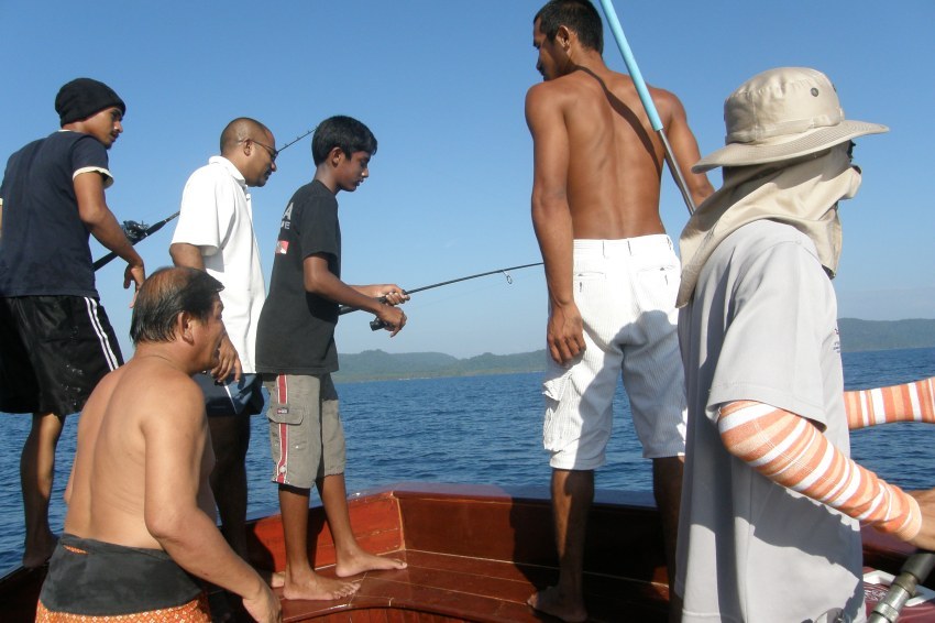 









ด้านท้ายเรือกำลังชุลมุนกัน 
