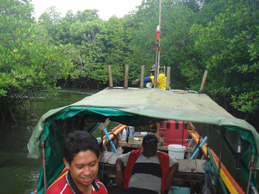 วิ่งเรือไปซักพัก    คิดในใจ มันพาเรามาปล้นหรือป่าว