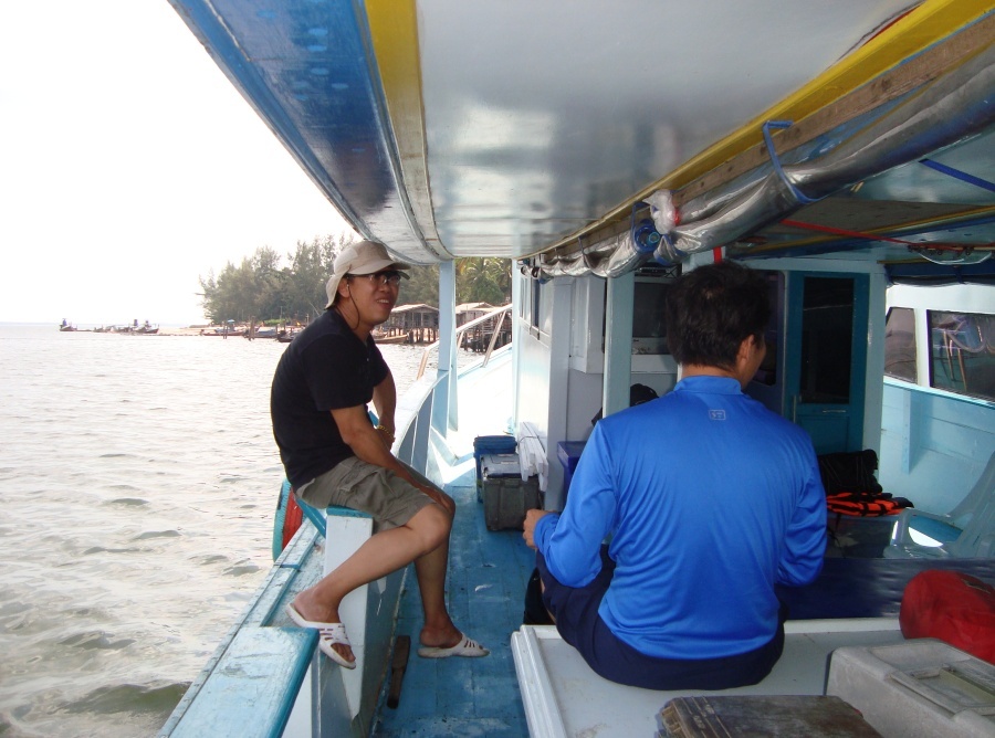 โกเล็ก(รวมศิลป์2) กับเฮียเปี๊ยก(ร้านสุราษฎร์สปอร์ต)
ยังนั่งกื่มด่ำกับบรรยายกาศไปเรื่อยๆ :cool: :coo