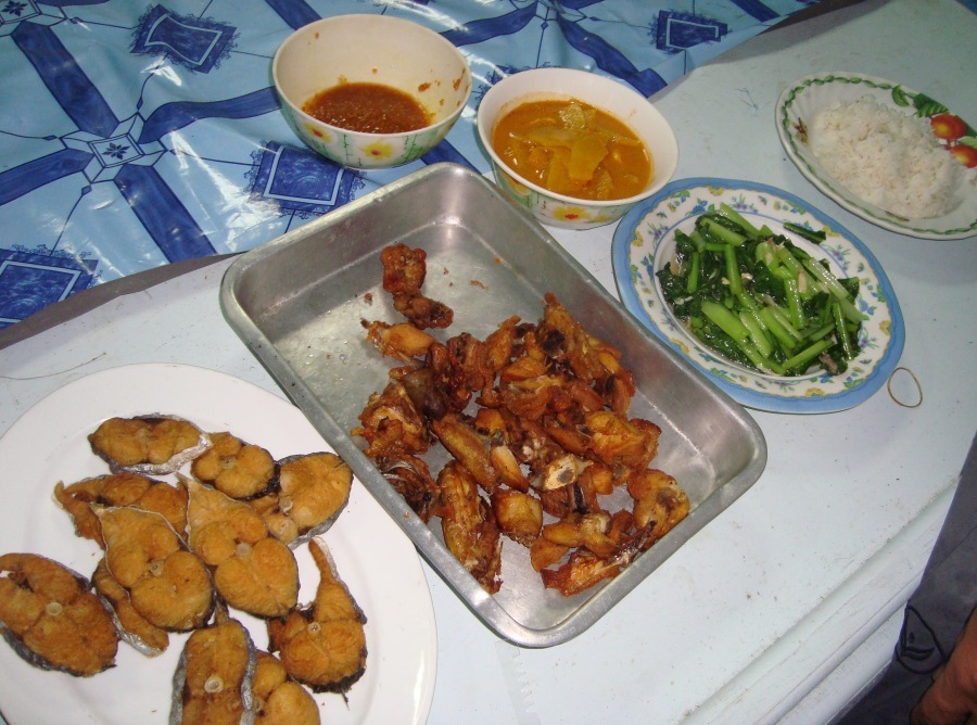 กินข้าวก่อนดีกว่าครับหิวแล้ว
แกงส้มกุ้ง+มะละกอ
อินทรีย์ตัวจิ๋วทอด
ผัดผัก
ไก่ทอด :umh: :umh: :umh