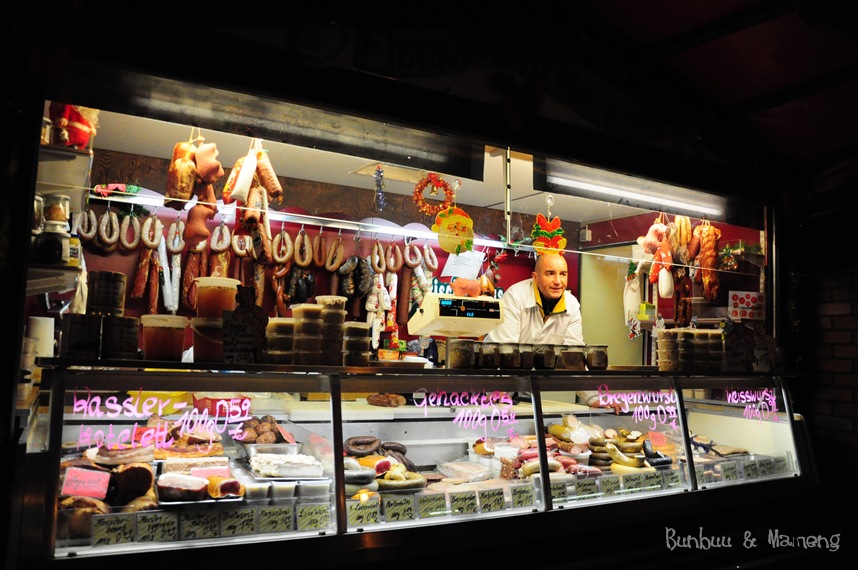 


ตามด้วยร้านขายเนื้อ
มีทั้งหมูและวัว
รวมทั้ง อาหารแปลรูปแล้วต่างๆ
เช่น แฮม ไส้กรอก เนื้อพร้อ