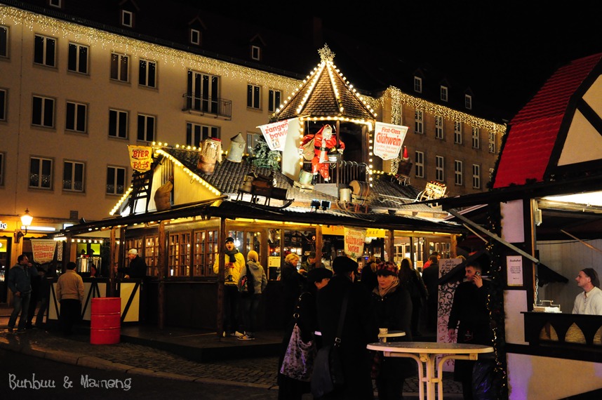 


บรรยากาศ ร้าน Gluehwein อีกร้านค่ะ
ร้านนี้เป็นร้านใหญ่ คนเยอะมากเลย

ชอบซานต้าครอสบนหลังคา
