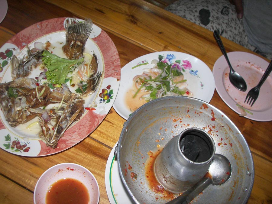 หลังจากนั้นก็เกิดมหกรรม  การกินครั้งยิ่งใหญ่


แว๊บเดียว  หมดสิ้นทุกอย่าง    :grin: :grin: :grin: