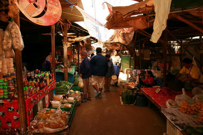  :grin: :grin: มาถึงตลาดครบุรี ก็ต้องแวะตลาด หาสเบียงกันก่อน ...น้าชาญกะน้าบาส ทำหน้าที่เป็นพระยาน้อ