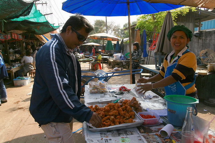  :love: :love: โดยเฉพาะ..ร้านนี้.... :laughing: :laughing:ขายไก่ทอดชุบแป้ง.... :umh:เห็นน้าบาส ออกมา
