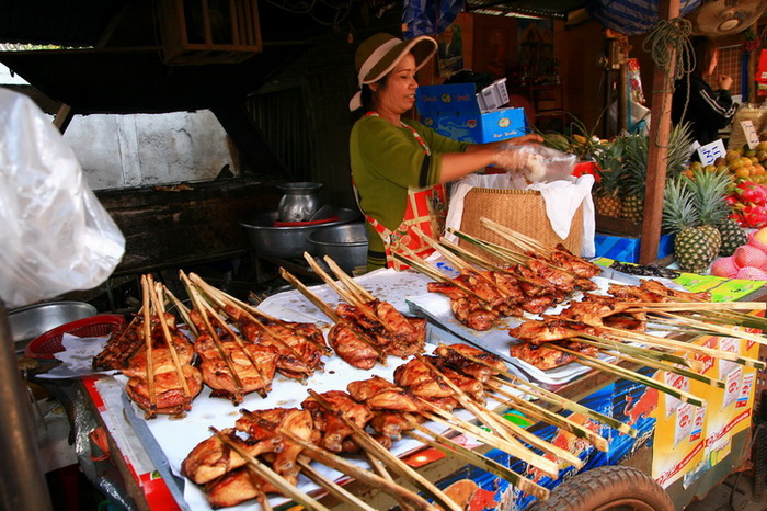  :angry: :angry:นี่ๆๆๆร้านนี้ก็น่าอร่อย แต่น้าชาญ.....ไม่ซื้อ...กำ.. :angry: :laughing: :laughing: