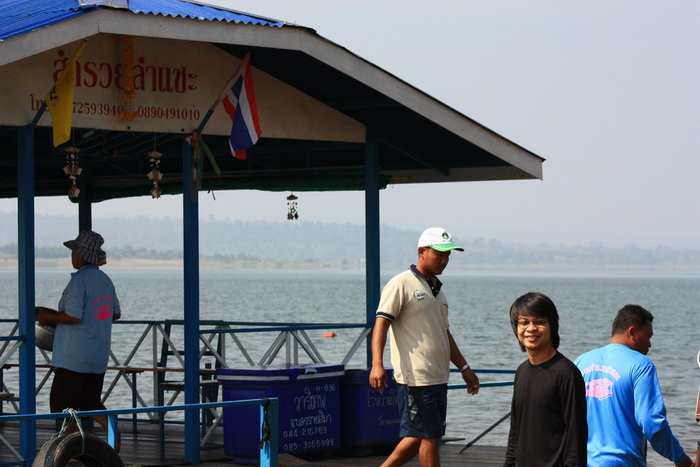  :cool: :cool: :cool: ถึงท่าเรือ.....มีเรือ....แต่.....ไต๋ที่ให้ลุงรวยหาไว้ไม่มี .....ยังยิ้มได้ เพร