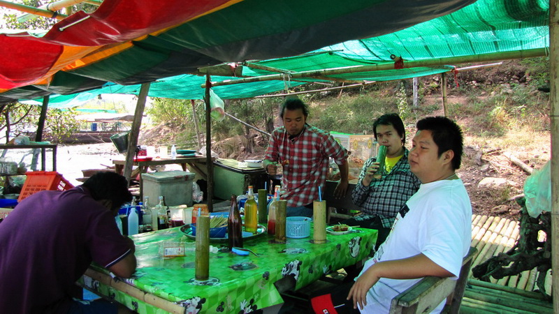 
     พอดีลอยเรือมาถึง ภัตตาคารกลางแก่ง เราก็หยุดพักเที่ยงกันดีกว่า................หม่ำก่อน..

 :