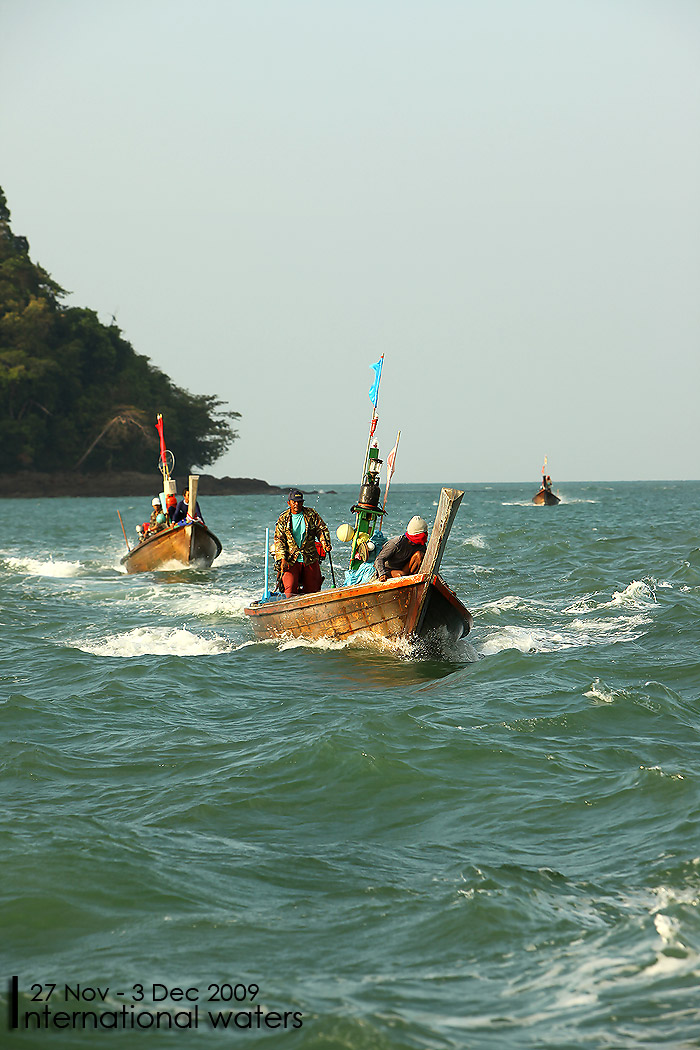 เรือพาเราเข้าฝั่ง ผมจึงเก็บภาพวิถีชีวิตของการผสมผสานคนสองประเทศมาให้ชมกันบ้าง  :cheer: