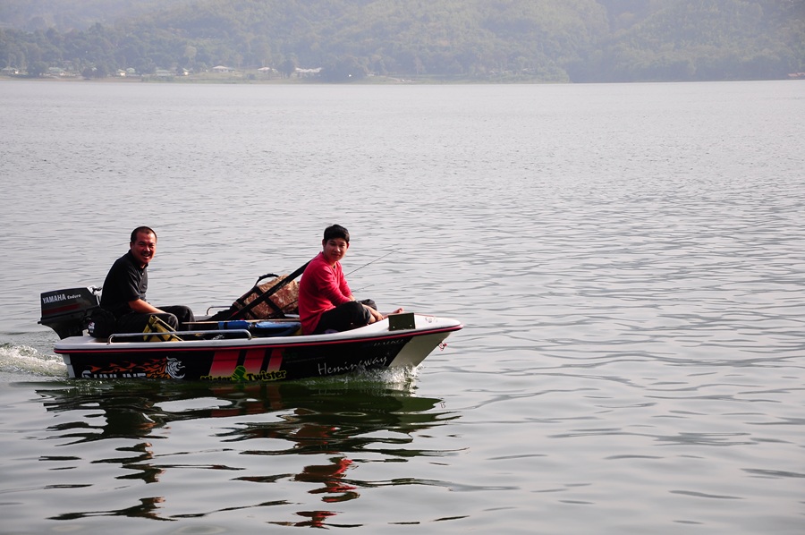 อ้าวนั่นใครขับเรือผ่านมาน่ะ................พ
