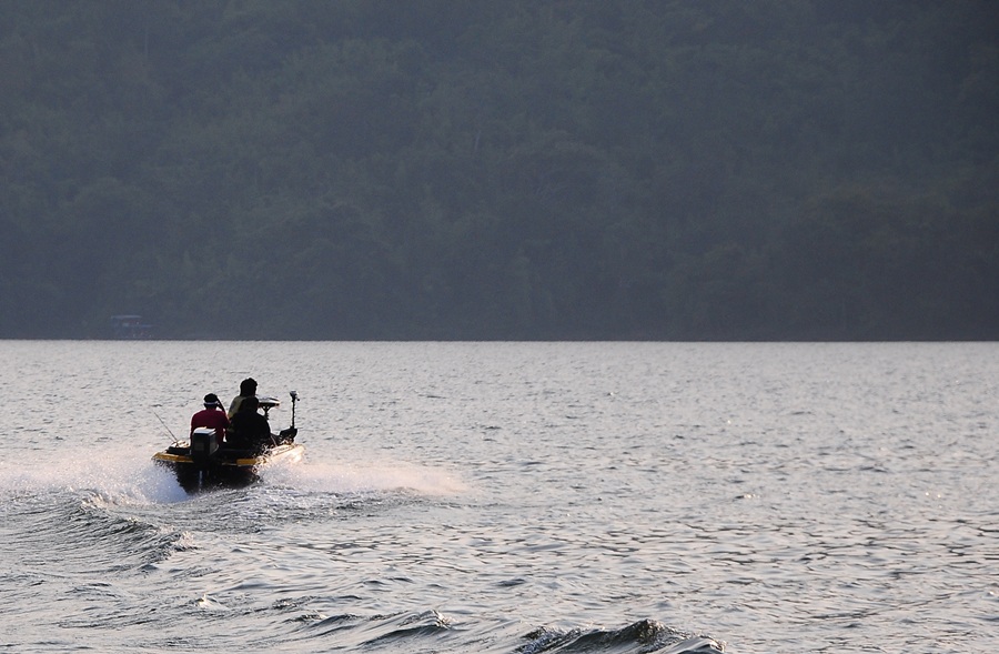 เรือตรูนี่ก็วิ่งดีเหมือนกันวุ้ย.............ไม่เคยเห็นเรือตัวเองวิ่งซะทีเลยน่ะเนี่ยยยยยยย :grin: :gr