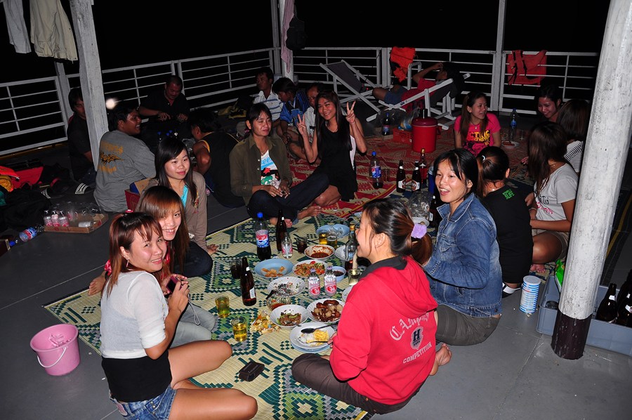 เดี๋ยวต้องหาวิธีให้นั่งวงเดียวกันอีก :grin: :grin:
