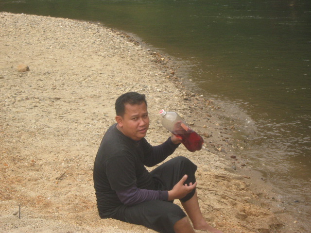 หันไปที่ตาน้อย  อ้าวจิบน้ำชาแก้หนาวแล้ว :cheer: :cheer: :cheer: