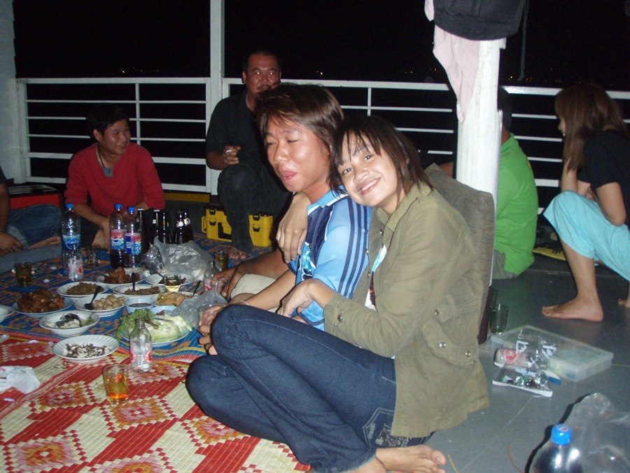 หนุ่มเอ๋ย...............น้องแตงโมเล่นอาหนุ่มเข้าซะแล้วน่ะเนี่ยยยยยยยยยยยย :laughing: :laughing: :lau