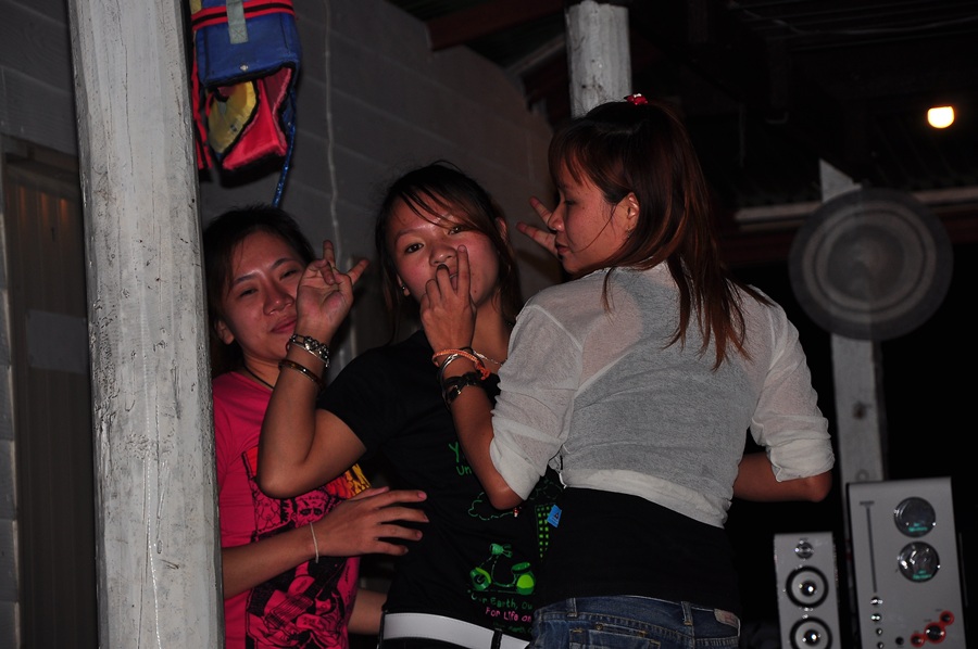 ฝ่ายสาวๆก็ยังแด๊นซ์กันอยู่ รอเชือด