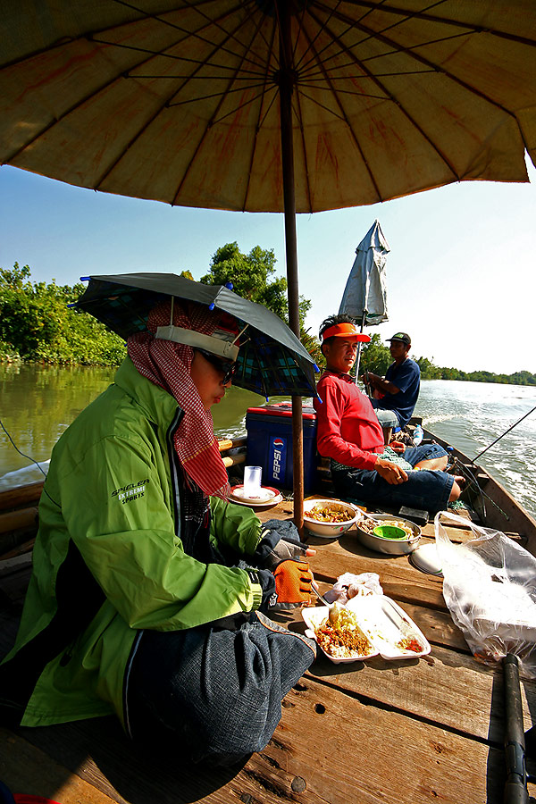 
พักกินข้าว  กินน้ำกันก่อนดีกว่า

เ