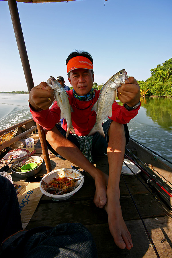 
ตกได้  ก้ยัดใส่ใต้ท้องเรือ

เลือกเ