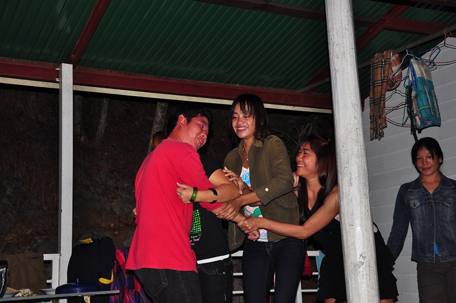 นายเม่นโดนสาวๆลากมาแด๊นซ์แล้วคร๊า