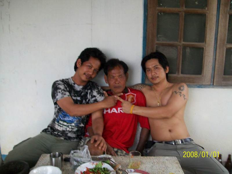 นังรอกับแกล้ม..เอ้ยกับข้าวสุขครับ......หยอกล้อกันนานๆได้เจอกันทีมีความสุขครับ....... :blush: :blush: