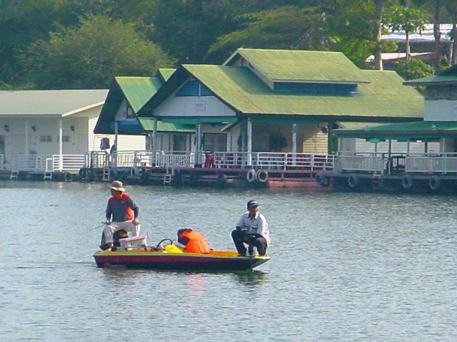 ลอยเรือ .................................. รอฝูงปลากระสูบขึ้นครับ  :cheer: :cheer: :cheer: :cheer: :
