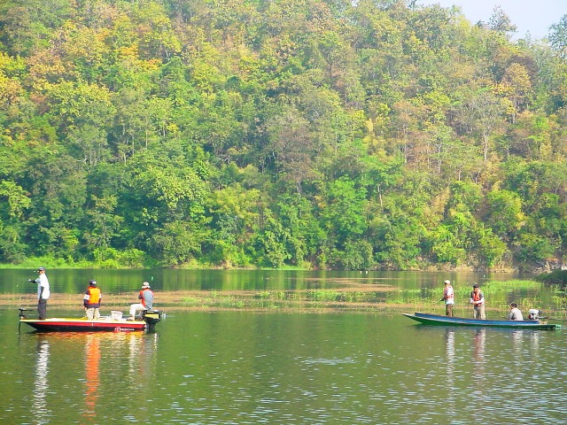 เรือ 2 ลำ ลอยรอปลาขึ้น  :cheer: :cheer: :cheer: :cheer: :cheer: :cheer: :cheer: :cheer: :cheer: