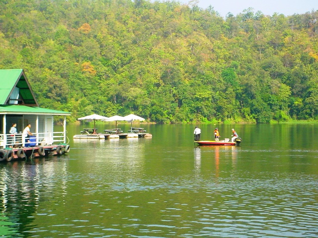 ตอนลากแพออก น้าโม่ง ก็ยังลอยเรือรอตีปลาอยู่ ยังติดใจฝูงกระสูบ สงสัยซ้ออัง สั่งเมนูลาบปลากระสูบ อิ อิ