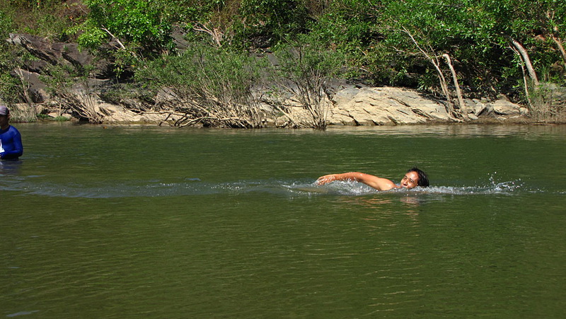 
    swimming...........กันแล้ว...เอ้าใครยังไม่ได้อาบน้ำ.ลงมาเลย....มี สปาปลาตัวน้อยๆคอยตอดขาด้วยนะ