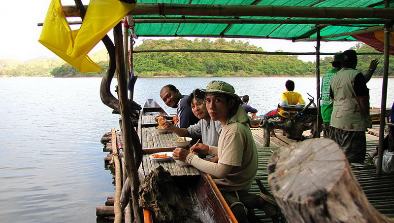 
    เล่นกันจนเหนื่อยแล้ว....ลอยเรือกลับมาหม่ำ....เติมพลังช่วงบ่ายแก่ๆๆ.............ก่อนลุยกันต่อ..