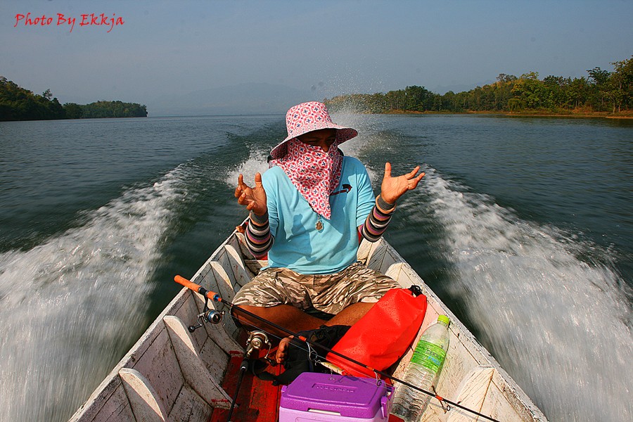  :smile: ช่วงเช้าผมลงเรือคู่กับน้ามาด พร้อมกับความกดดันที่น้าเอ๊ดจั่วหน้าแพมาก่อนแล้ว 1 แต้ม  :smile