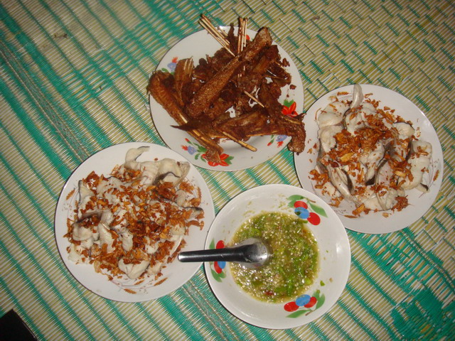 เนื้อปลากรายลวกจิ้ม ราดหน้าด้วยกระเที่ยมเจียว
ลูกชิ้นปลากราย   ราดหน้าด้วยกระเที่ยมเจียว และ
เชิงป