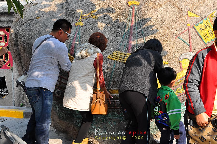 ภายในศาลมีก้อนหินขนาดใหญ่แกะสลักเป็นรูปเรือสำเภาโบราณ ซึ่งเป็นสัญลักษณ์ที่บ่งบอกว่า

บริเวณนี้เป็น