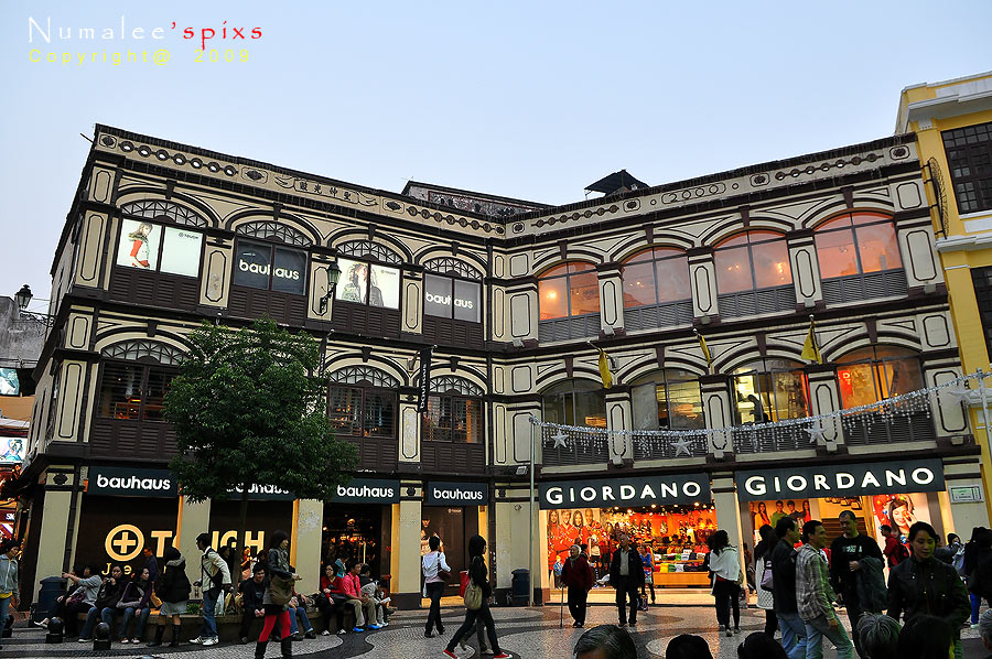 ตึกราม ร้านค้า ตกแต่งได้สวยงามดีคับ เหมือนร้านทางยุโรปเลย   :love: :laughing: :grin: