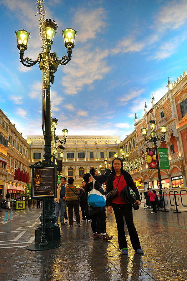 พอตกเย็นเราก็มาเที่ยวกันที่ VENETIAN MACAU RESORT  ซึ่งเป็นไฮไลท์อีกแห่งหนึ่งที่ต้องมาคับชั่วโมงนี้ 