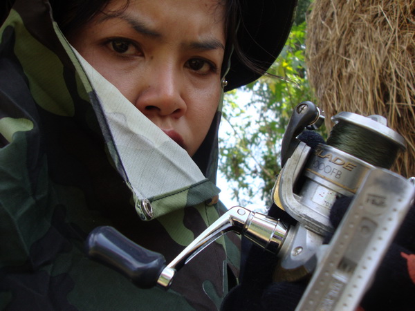 [b]ได้แต่นั่งหลบที่กองฟาง จะเดินไปตา