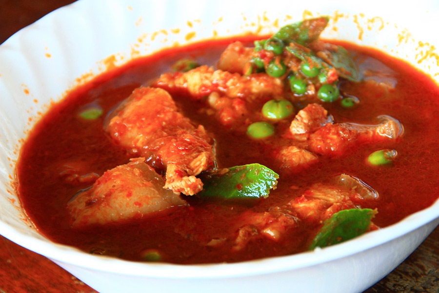 อันนี้เป็นเมนูชีวจิต..ทานเพื่อสุขภาพ
--แกงเผ็ดหมูสามชั้น มันยกร่อง ยะฮิ้ววว--

เสริฟมาคู่ก๊ะไข่เจ