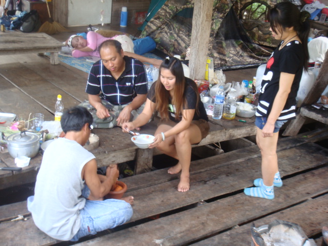 เมื่อขูดเนื้อปลาเสร็จ ก็ตำเครื่องแกงผสมเนื้อปลา
ใส่เกลืออีกป่าวคะ???
คับ ใส่มาได้เลยจ้า !!!!   :la